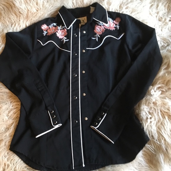 Roper Tops - Roper Embroidered Button Down Shirt